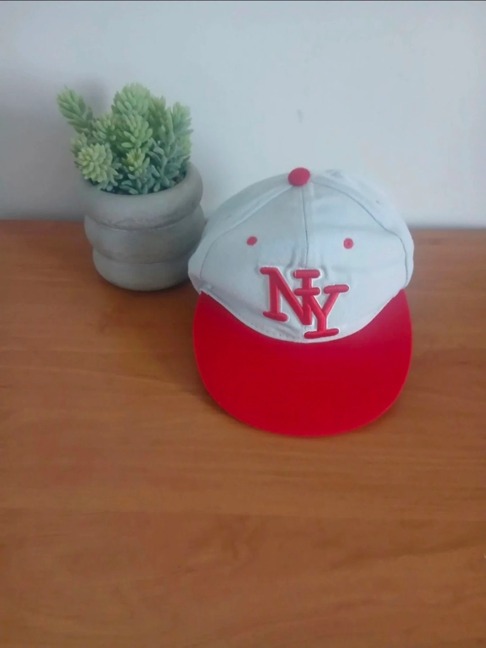 Casquette NY rouge et blanche – Taille L  – Bon état